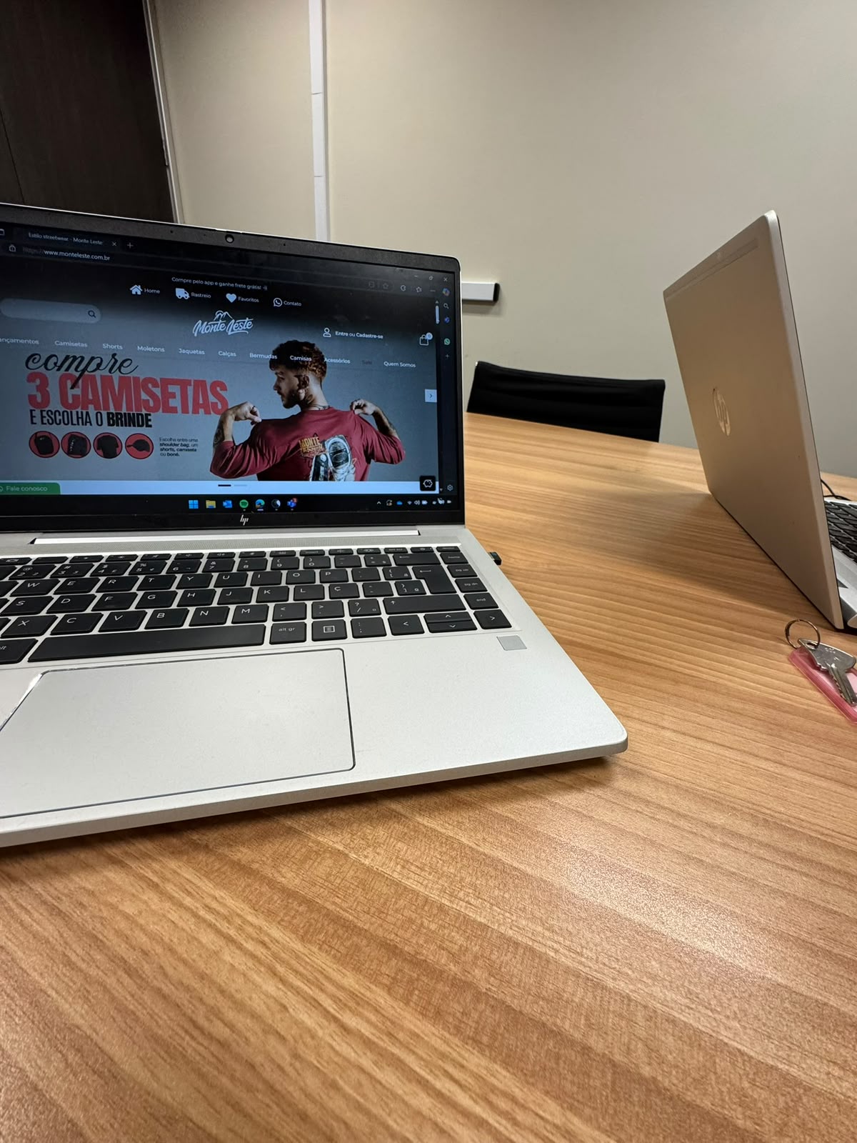 Notebook com e-commerce aberto em sala de trabalho