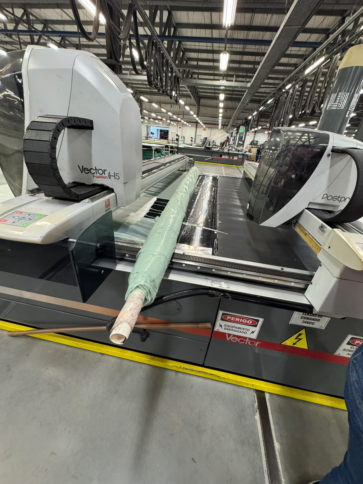 Maquinario textil em producao dentro da fabrica
